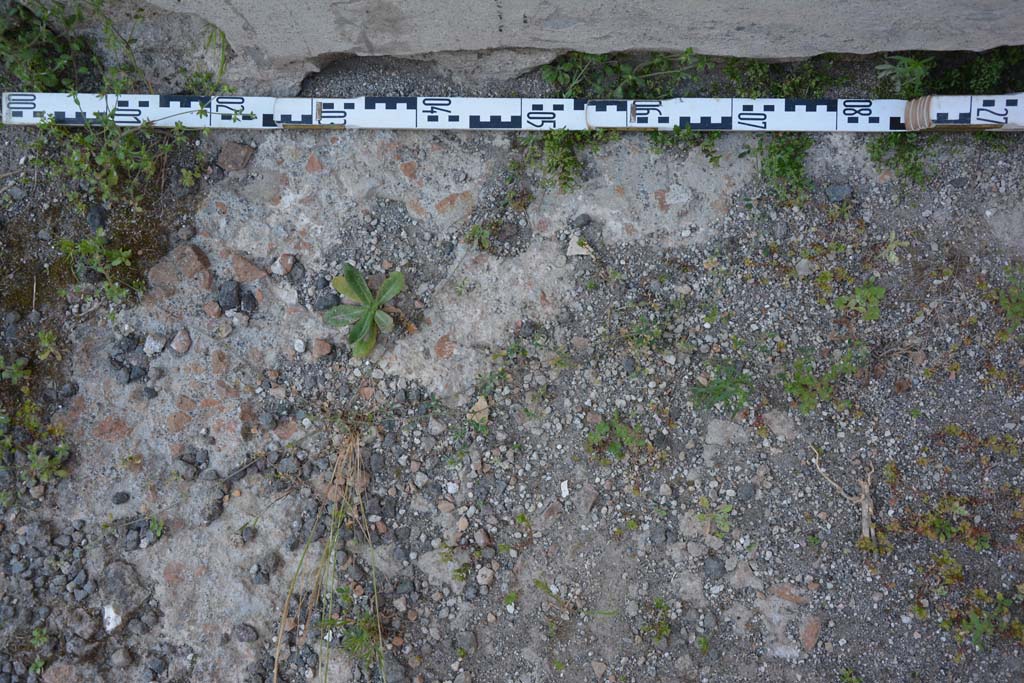 IX.5.9 Pompeii. May 2017. Room �p�, detail of flooring at base of pilaster on east side of doorway. 
Foto Christian Beck, ERC Grant 681269 D�COR.
