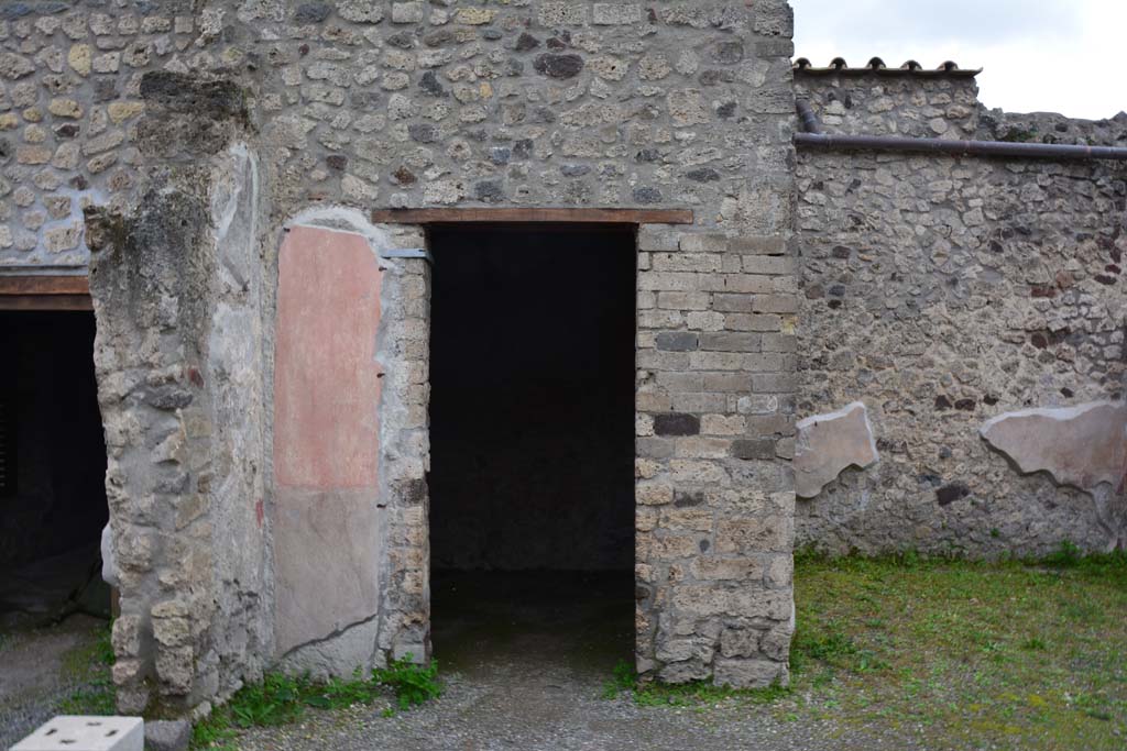 IX.5.9 Pompeii. March 2017. Room �e�, looking towards doorway in south-west corner of atrium �b�.
Foto Christian Beck, ERC Grant 681269 D�COR.

