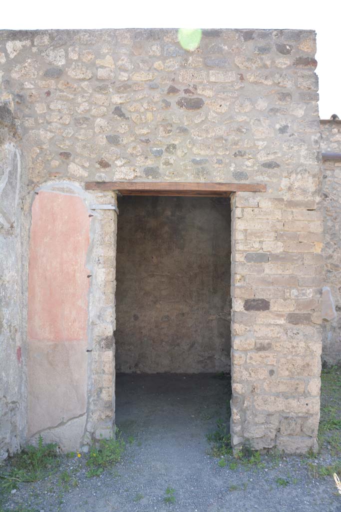 IX.5.9 Pompeii. May 2017. 
Room �e�, looking west to doorway in south-west corner of atrium �b�. 
Foto Christian Beck, ERC Grant 681269 D�COR.
