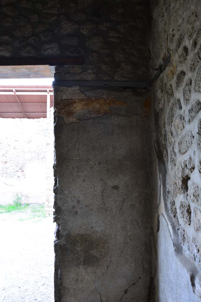 IX.5.9 Pompeii. March 2017. Room �e�, looking towards east wall in south-east corner.
Foto Christian Beck, ERC Grant 681269 D�COR.

