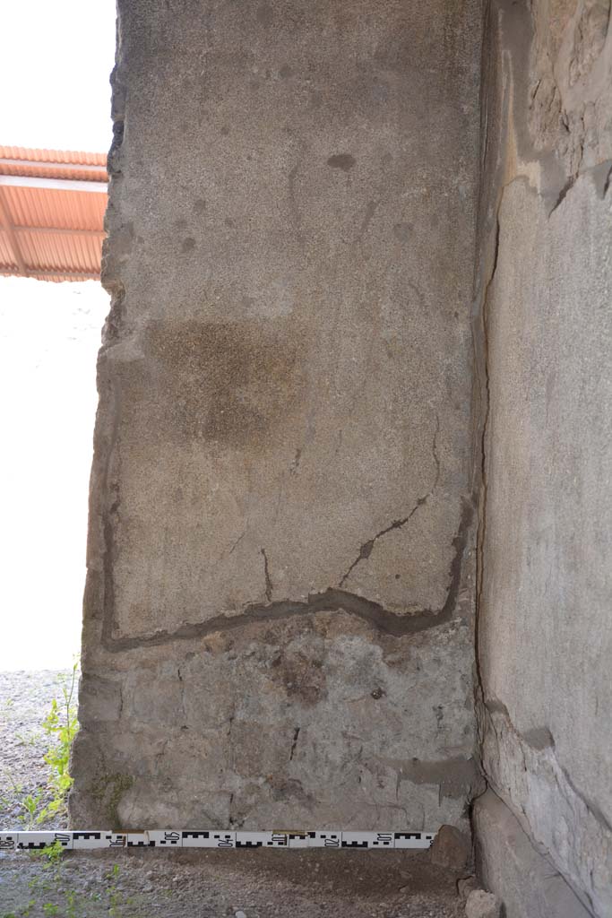 IX.5.9 Pompeii. May 2017. Room �e�, lower east wall in south-east corner.
Foto Christian Beck, ERC Grant 681269 D�COR.
