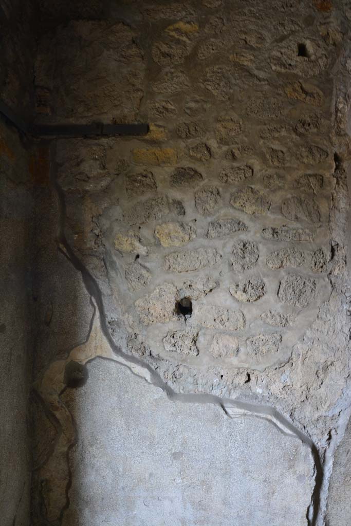 IX.5.9 Pompeii. March 2017. Room �e�, looking towards south wall at east end.
Foto Christian Beck, ERC Grant 681269 D�COR.
