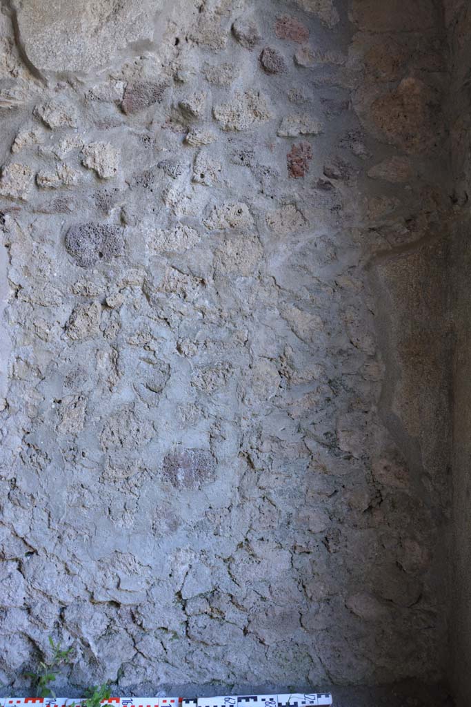 IX.5.9 Pompeii. May 2017. Room �e�, lower north wall at east end.
Foto Christian Beck, ERC Grant 681269 D�COR.
