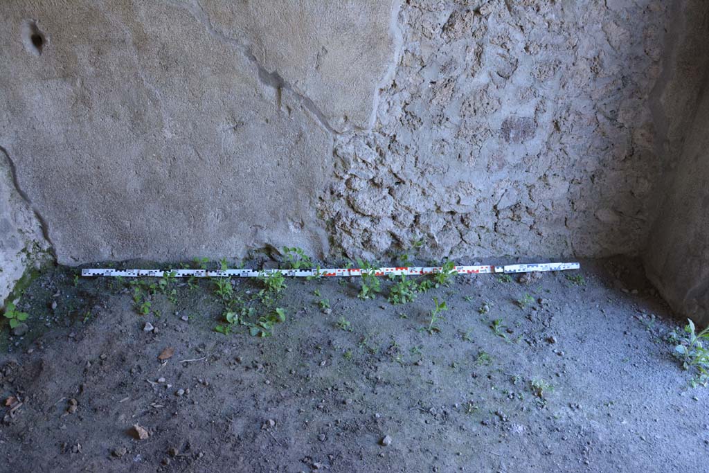 IX.5.9 Pompeii. May 2017. Room �e�, lower north wall and flooring.
Foto Christian Beck, ERC Grant 681269 D�COR.
