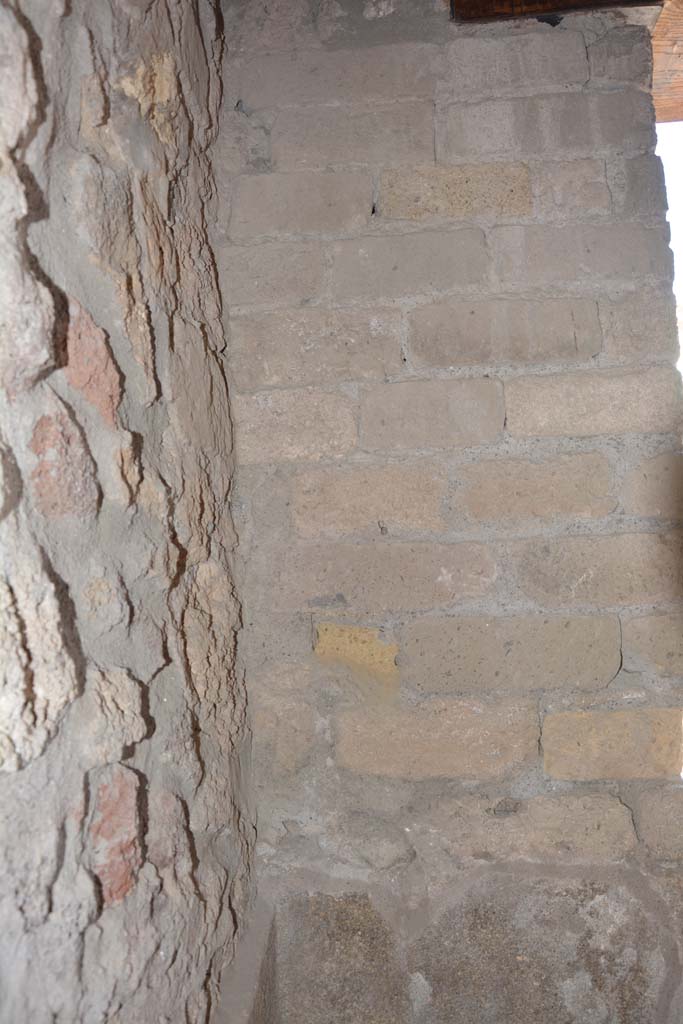 IX.5.9 Pompeii. May 2017. Room �e�, east wall on north side of doorway.
Foto Christian Beck, ERC Grant 681269 D�COR.

