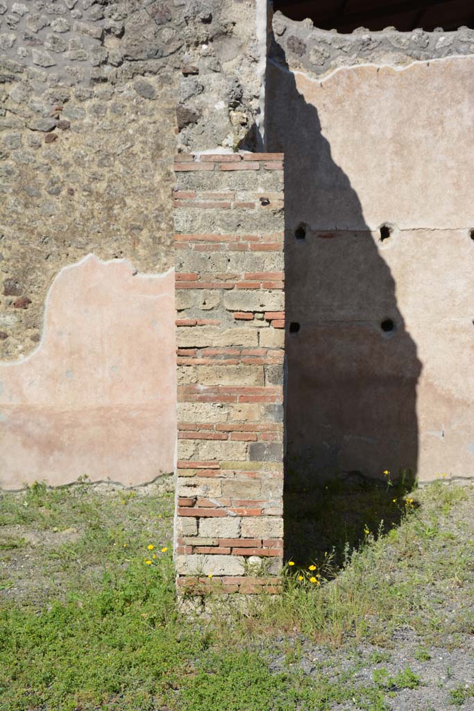 IX.5.9 Pompeii. May 2017. 
Room �g�, looking east to pilaster between room �g� on left, and room �h� on right.
Foto Christian Beck, ERC Grant 681269 D�COR.
