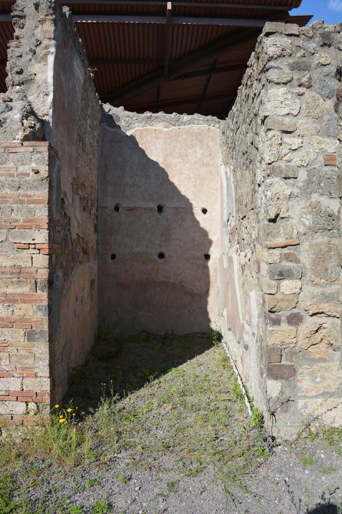 IX.5.9 Pompeii. May 2017. Room �h�, looking east from south-east corner of atrium �b�.
Foto Christian Beck, ERC Grant 681269 D�COR.
