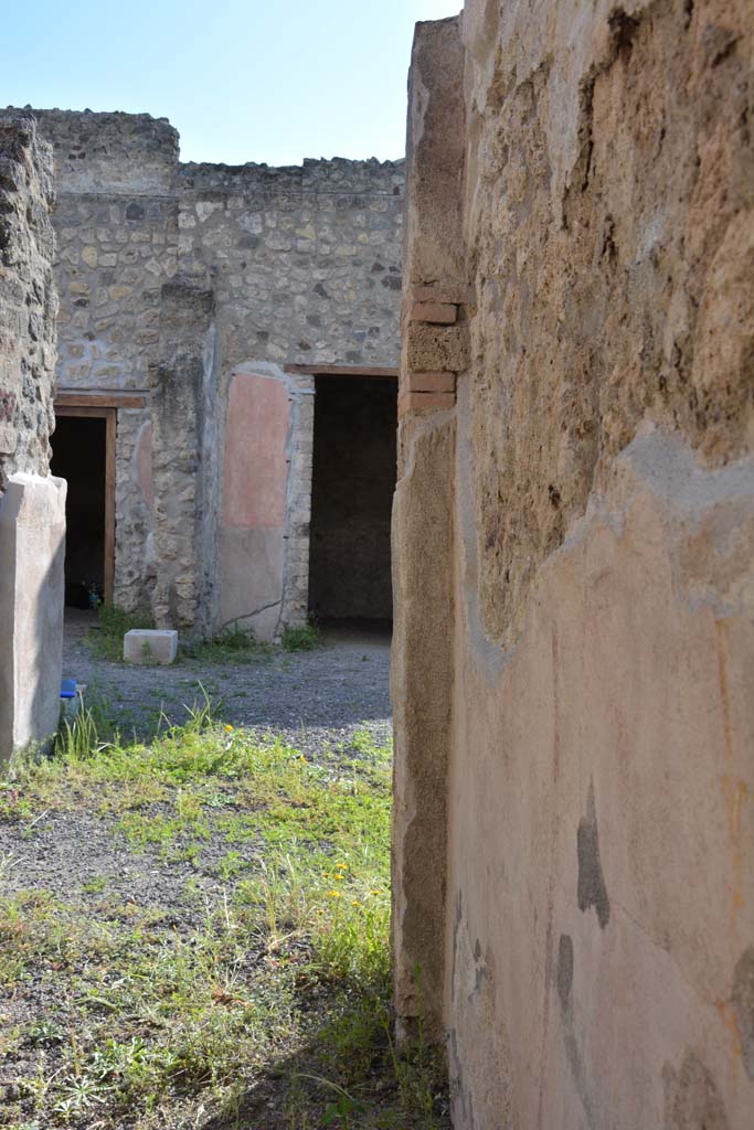 IX.5.9 Pompeii. May 2017. 
Room �h�, looking west along north wall towards north-west corner.
Foto Christian Beck, ERC Grant 681269 D�COR.
