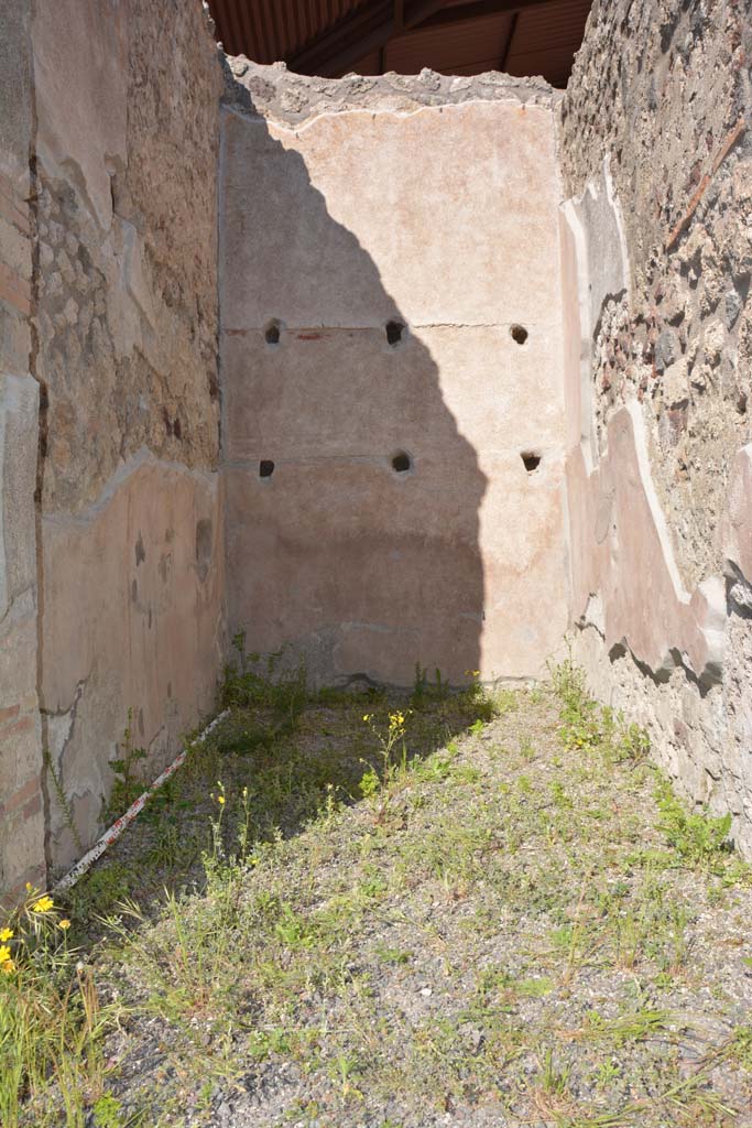 IX.5.9 Pompeii. May 2017. Room �h�, looking east along north wall, on left.
Foto Christian Beck, ERC Grant 681269 D�COR.

