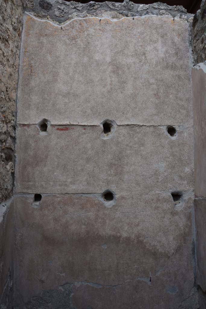 IX.5.9 Pompeii. March 2017. Room �h�, looking towards east wall with holes for shelving supports.
Foto Christian Beck, ERC Grant 681269 D�COR.
