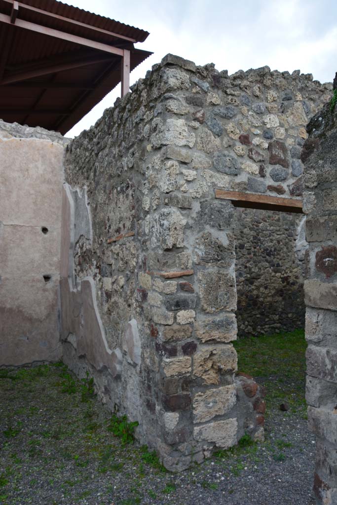 IX.5.9 Pompeii. March 2017. Room �h�, south wall with pilaster separating room �m�, centre right.
Foto Christian Beck, ERC Grant 681269 D�COR.
