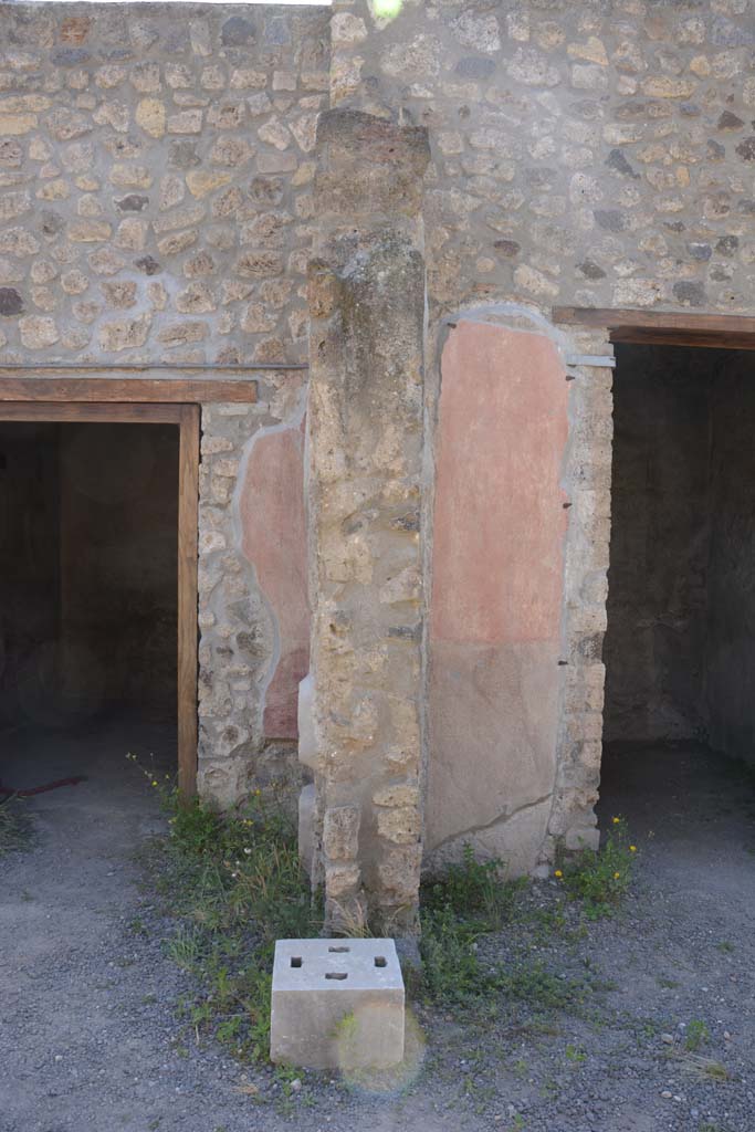 IX.5.9 Pompeii. May 2017.
Room “i”, looking west from north portico towards pilaster with doorway to room “l (L)” on left, and room “e” on right.
Foto Christian Beck, ERC Grant 681269 DÉCOR.