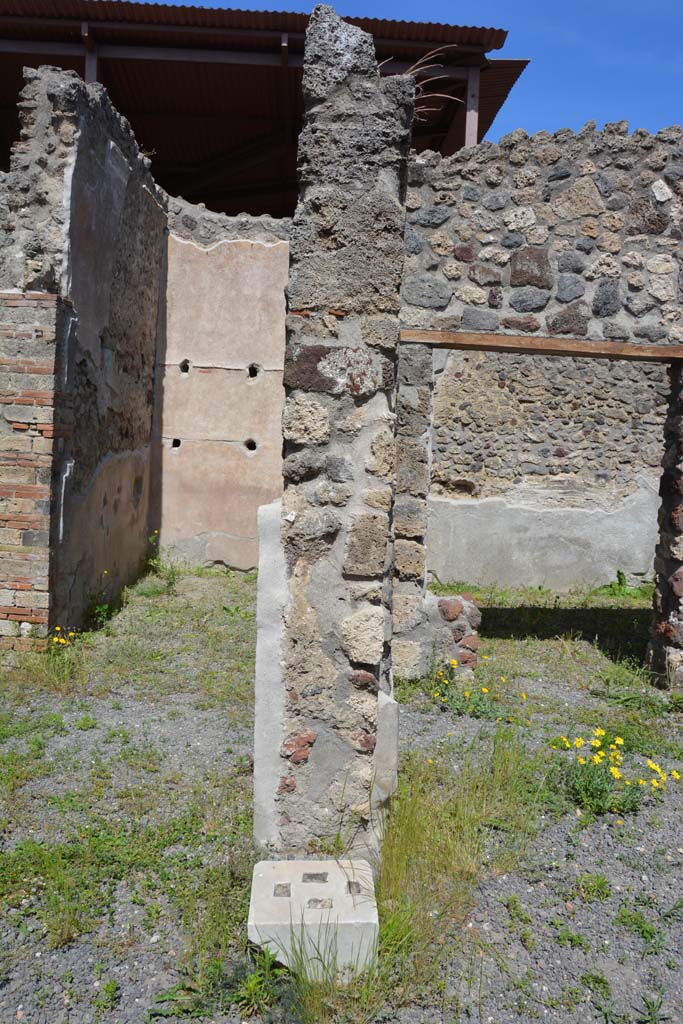 IX.5.9 Pompeii. May 2017.
Room “i”, looking east from north portico with doorway to room “h” on left, and room “m” on right.
Foto Christian Beck, ERC Grant 681269 DÉCOR.