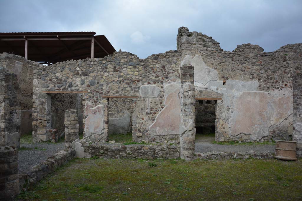 IX.5.9 Pompeii. March 2017.
Room “i”, looking towards east portico, with doorways to room “m” (two doors), and room “n”, on right.
Foto Christian Beck, ERC Grant 681269 DÉCOR.