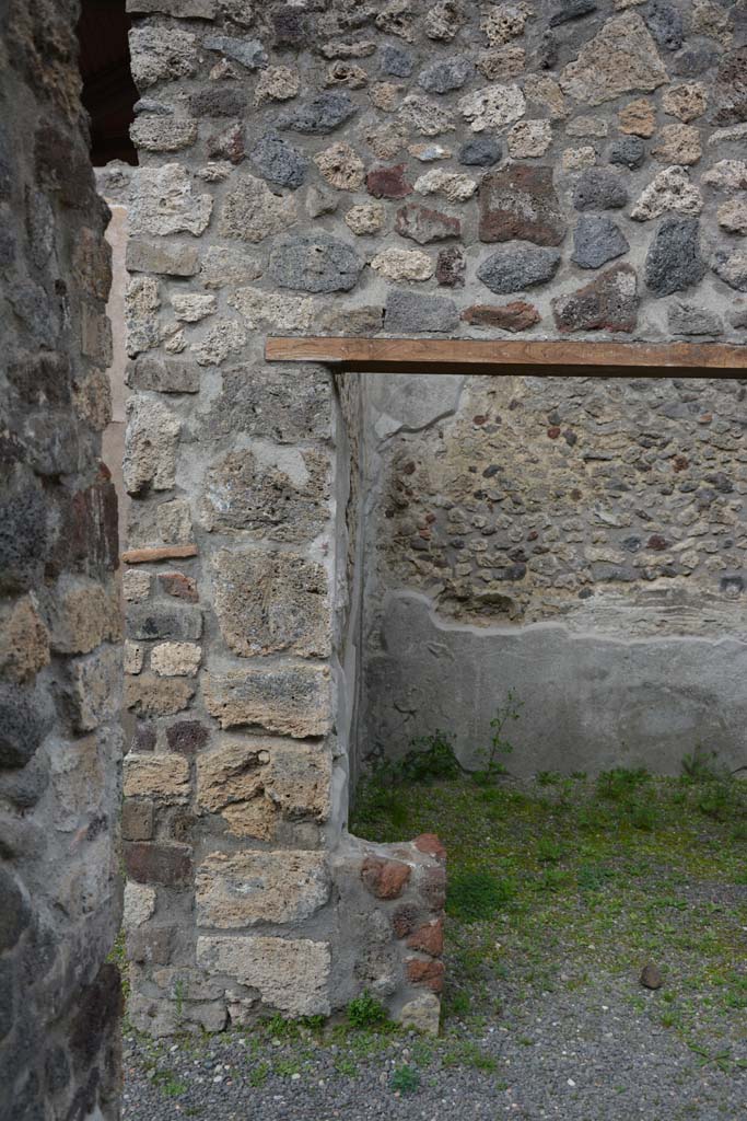 IX.5.9 Pompeii. March 2017.
Room “i”, east portico, pilaster on north side of doorway to room “m”.
Foto Christian Beck, ERC Grant 681269 DÉCOR.