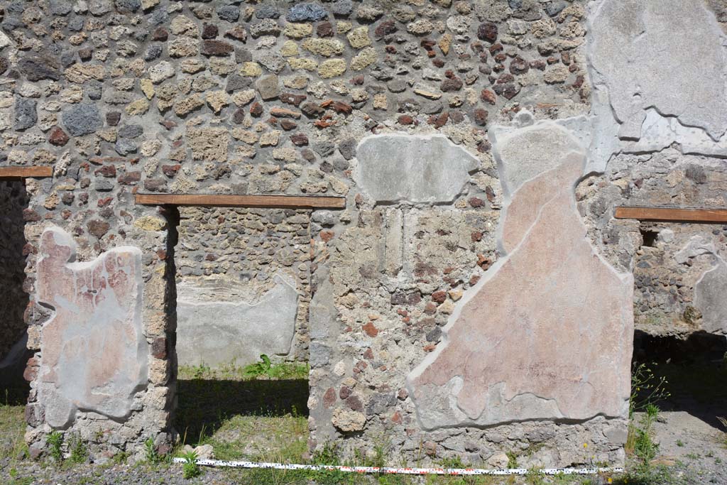 IX.5.9 Pompeii. May 2017.
Room “i”, east wall with doorway on south end of room “m”, centre left, and doorway to room “n” on right.
Foto Christian Beck, ERC Grant 681269 DÉCOR.