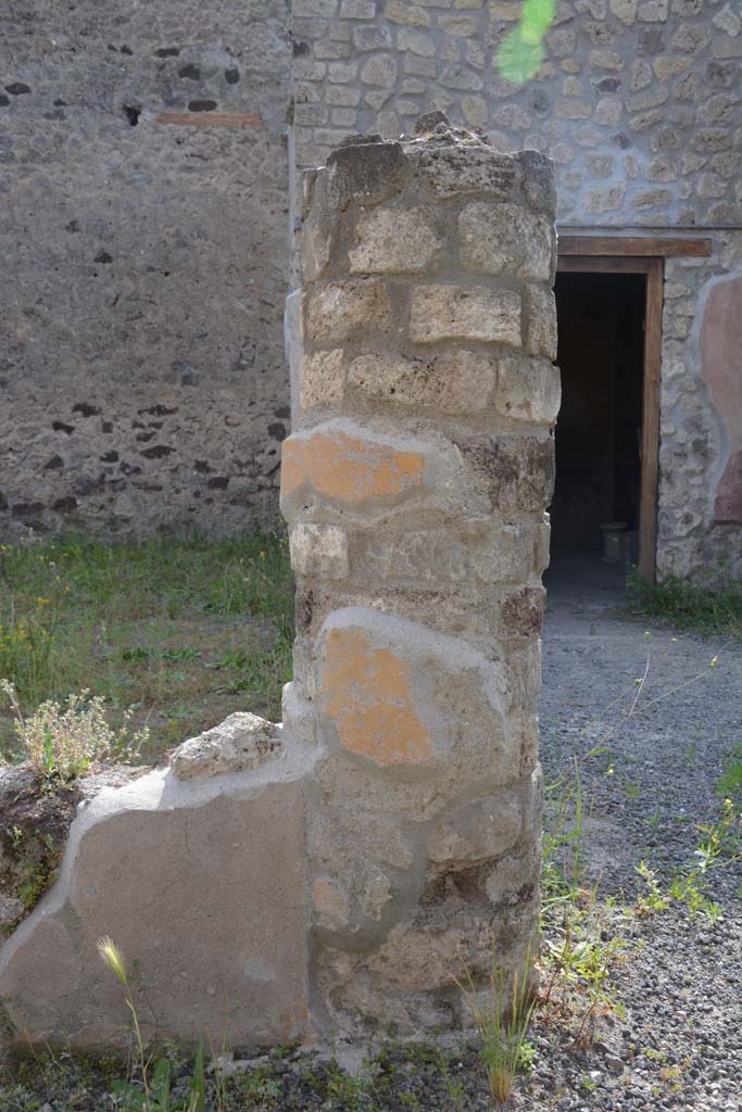 IX.5.9 Pompeii. May 2017. Room �i�, looking west in north-east corner of portico. 
Foto Christian Beck, ERC Grant 681269 D�COR.
