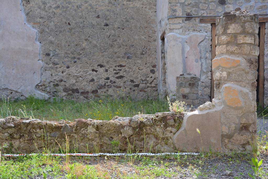 IX.5.9 Pompeii. May 2017. Room �i�, looking west towards small peristyle wall on east portico at north end. 
Foto Christian Beck, ERC Grant 681269 D�COR.
