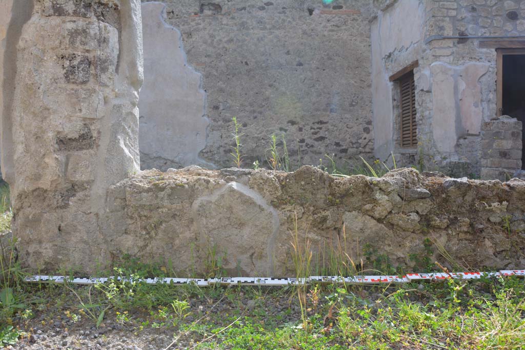 IX.5.9 Pompeii. May 2017. Room �i�, looking west towards small peristyle wall on east portico in centre. 
Foto Christian Beck, ERC Grant 681269 D�COR.
