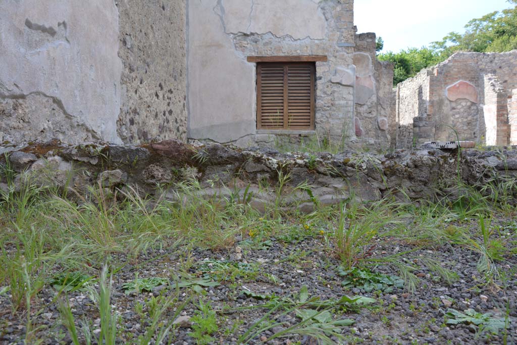 IX.5.9 Pompeii. May 2017. Room �i�, looking north across south portico towards small peristyle wall at west end.  
Foto Christian Beck, ERC Grant 681269 D�COR.
