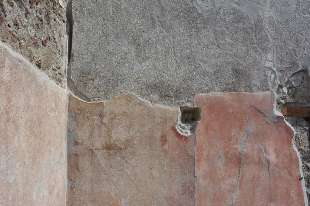 IX.5.9 Pompeii. May 2017. Room �i�, upper south wall in south-east corner.
Foto Christian Beck, ERC Grant 681269 D�COR.
