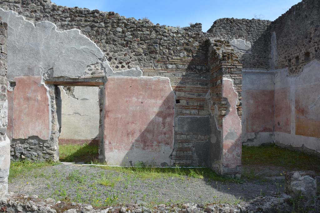 IX.5.9 Pompeii. May 2017. Room �i�, looking across south portico towards doorways to room �o� on left, and to room �p� on right.
Foto Christian Beck, ERC Grant 681269 D�COR.

