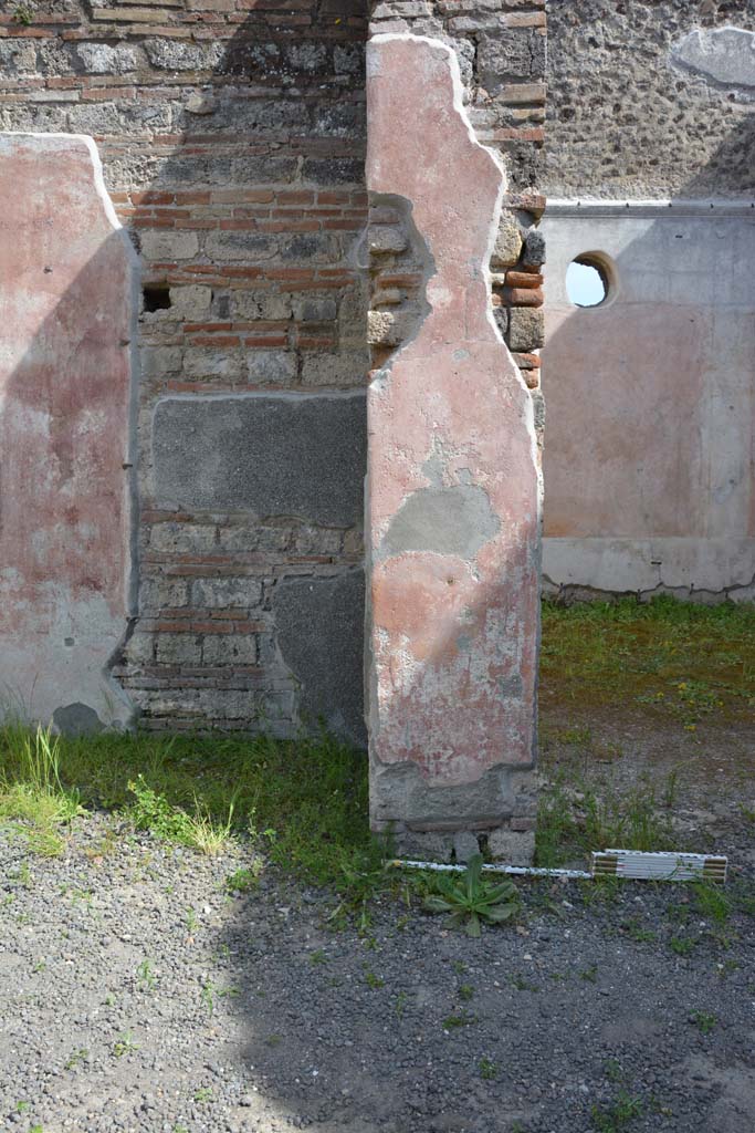IX.5.9 Pompeii. May 2017. 
Room �i�, looking south to pilaster on east side of doorway to room �p�.
Foto Christian Beck, ERC Grant 681269 D�COR.
