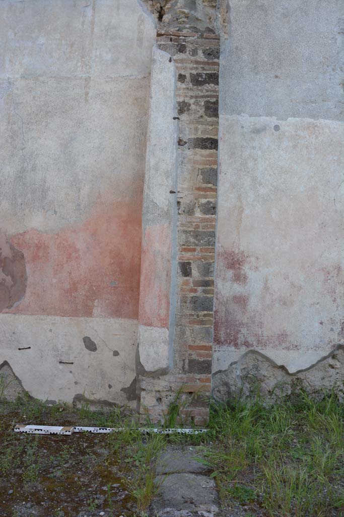 IX.5.9 Pompeii. May 2017. 
Room �i�, looking west towards pilaster at side of doorway to room �p�. 
Foto Christian Beck, ERC Grant 681269 D�COR.

