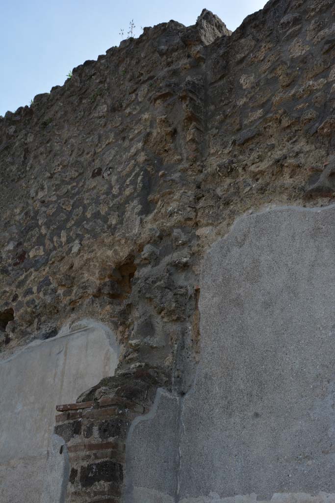 IX.5.9 Pompeii. May 2017. Looking south along upper west wall.
Foto Christian Beck, ERC Grant 681269 D�COR.

