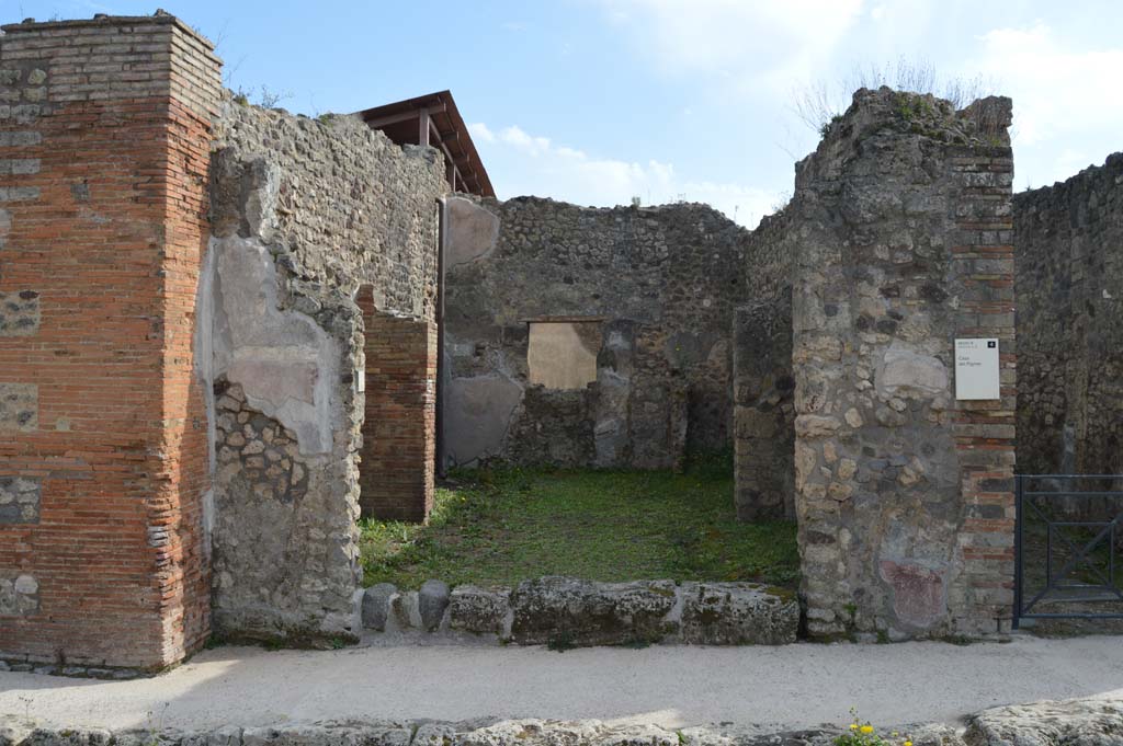 IX.5.10 Pompeii. March 2019. Looking south towards entrance doorway. 
Foto Taylor Lauritsen, ERC Grant 681269 D�COR.
