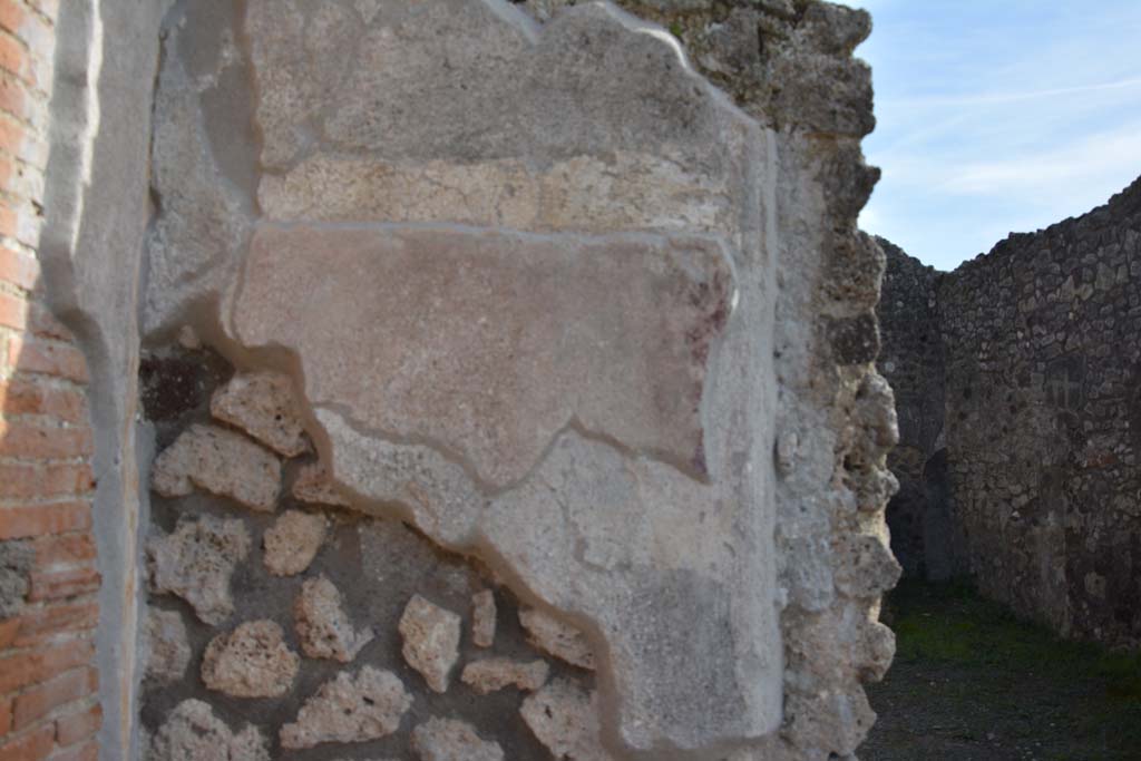 IX.5.10 Pompeii. March 2017. Remaining painted decoration on east side of entrance doorway.
Foto Christian Beck, ERC Grant 681269 D�COR.

