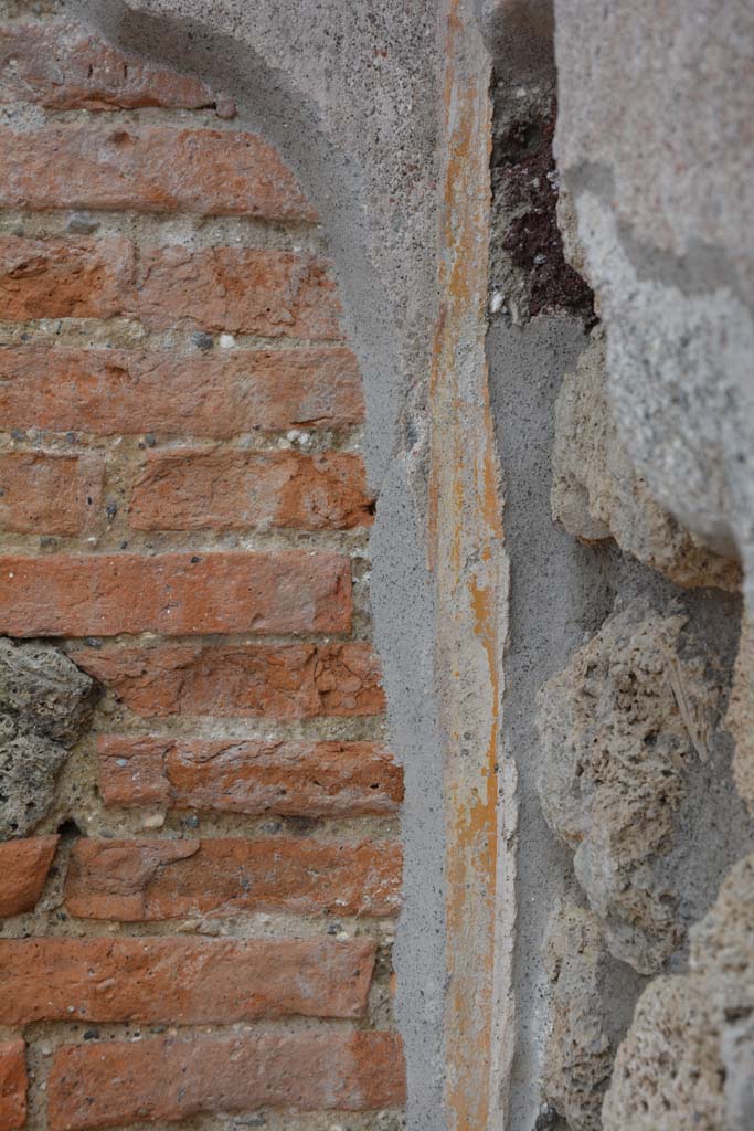 IX.5.10 Pompeii. May 2017. Detail of remaining painted decoration on east side of entrance doorway.
Foto Christian Beck, ERC Grant 681269 D�COR.
