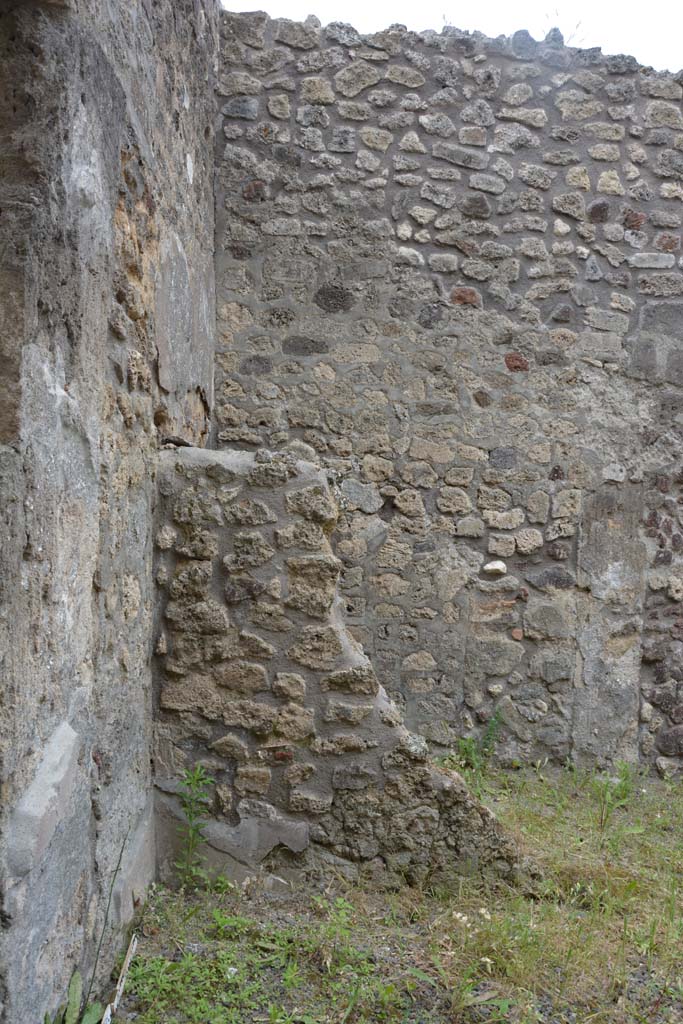 IX.5.10 Pompeii. May 2017. Looking west towards wall of latrine in south-west corner.
Foto Christian Beck, ERC Grant 681269 D�COR.

