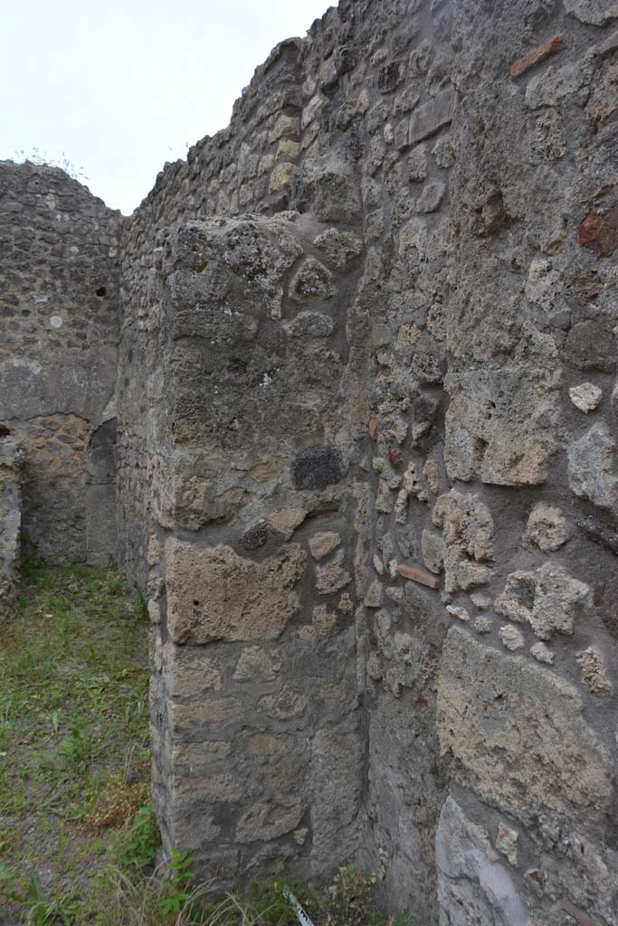 IX.5.10 Pompeii. May 2017. Detail of pilaster against west wall of shop-room.
Foto Christian Beck, ERC Grant 681269 D�COR.

