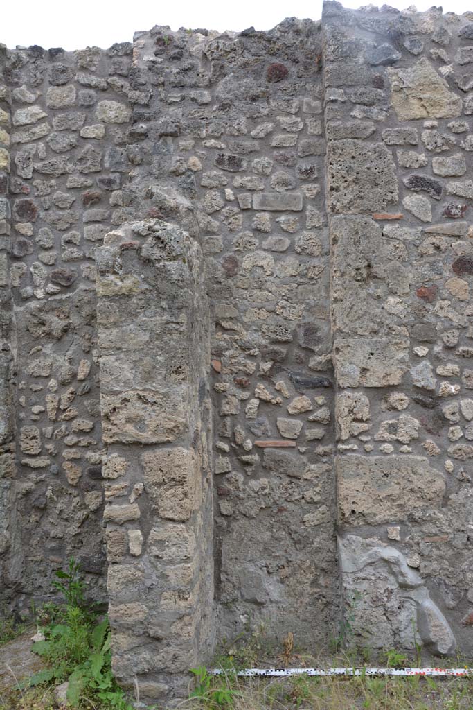 IX.5.10 Pompeii. May 2017. Looking west to pilaster and detail of west wall of shop-room.
Foto Christian Beck, ERC Grant 681269 D�COR.

