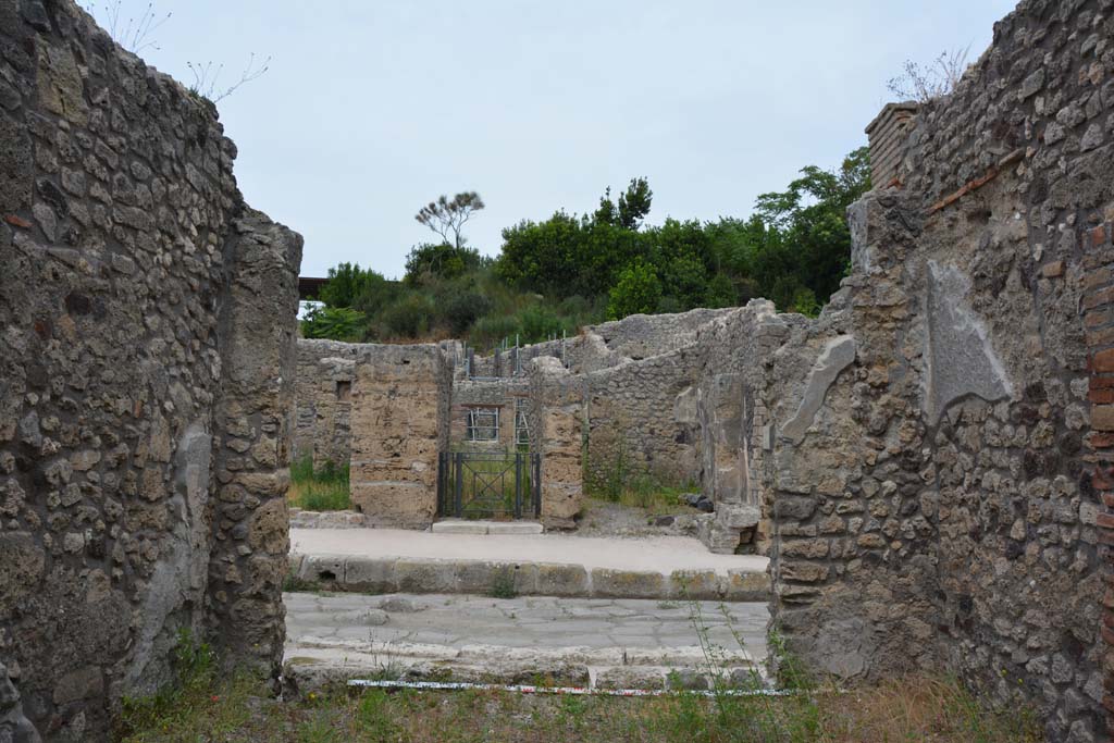 IX.5.10 Pompeii. May 2017. Looking north to entrance doorway and doorway threshold onto Via di Nola.
Foto Christian Beck, ERC Grant 681269 D�COR.

