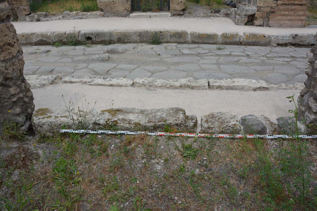 IX.5.10 Pompeii. May 2017. Detail of doorway threshold, looking north.
Foto Christian Beck, ERC Grant 681269 D�COR.
