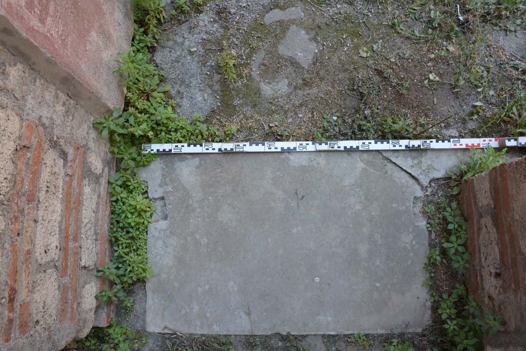 IX.5.11 Pompeii. May 2017. Room k, threshold of doorway.
Foto Christian Beck, ERC Grant 681269 D�COR.
