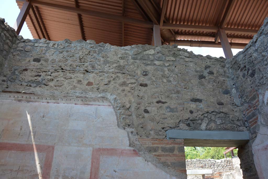 IX.5.11 Pompeii. May 2017. Room k, upper north wall and doorway to atrium b.
Foto Christian Beck, ERC Grant 681269 D�COR.

