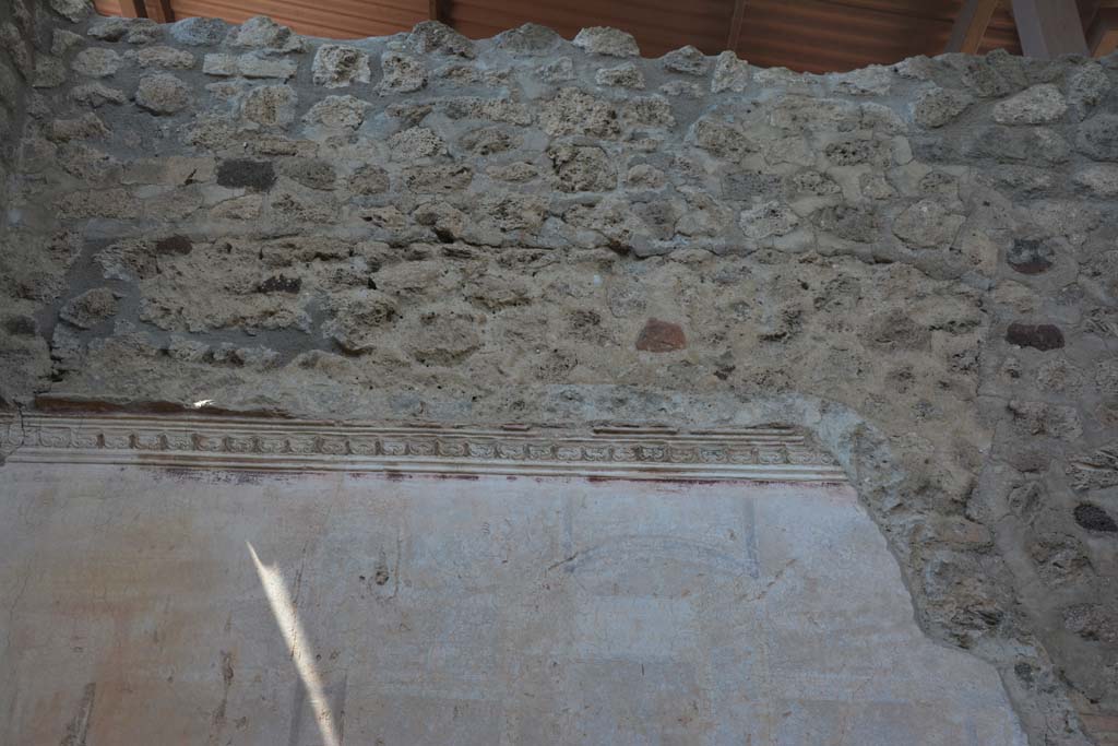 IX.5.11 Pompeii. May 2017. Room k, detail of stucco cornice and remaining painted decorations below it.
Foto Christian Beck, ERC Grant 681269 D�COR.
