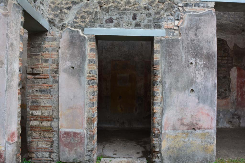 IX.5.11 Pompeii. March 2017. Room f, looking west to doorway in atrium b.   
Foto Christian Beck, ERC Grant 681269 D�COR.

