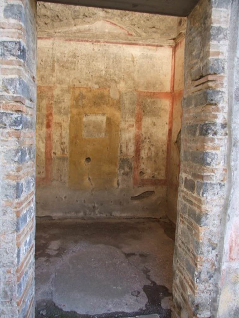 IX.5.11 Pompeii. December 2007. Doorway to room 7, looking west.
According to BdI, on the walls of this room traces of burning could have been seen. 
In the centre of the west, north and south walls were paintings, on a yellow panel.
See BdI, 1879, (p.203-205,  nos: 63-84 in �g�).
According to Fiorelli, other than the usual flying Cupids, in the frieze on the west wall were two small female figures (caryatids) crowned with foliage and with green robes.
See Notizie degli Scavi di Antichit�, 1877, (p.249-50)
