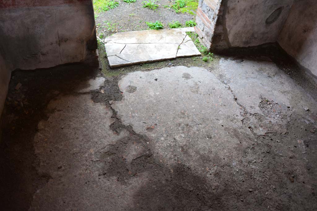 IX.5.11 Pompeii. March 2017. Room f, flooring, looking east towards doorway to atrium b.   
Foto Christian Beck, ERC Grant 681269 D�COR.
