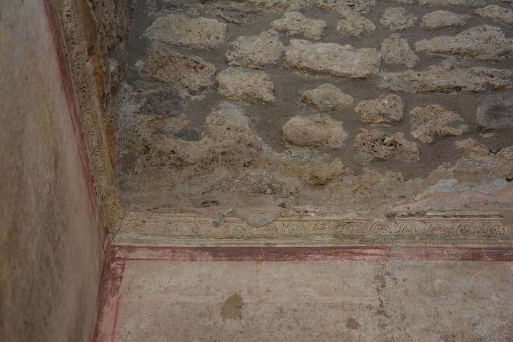 IX.5.11 Pompeii. May 2017. Room f, detail of stucco cornice on west wall at south end.
Foto Christian Beck, ERC Grant 681269 D�COR.
