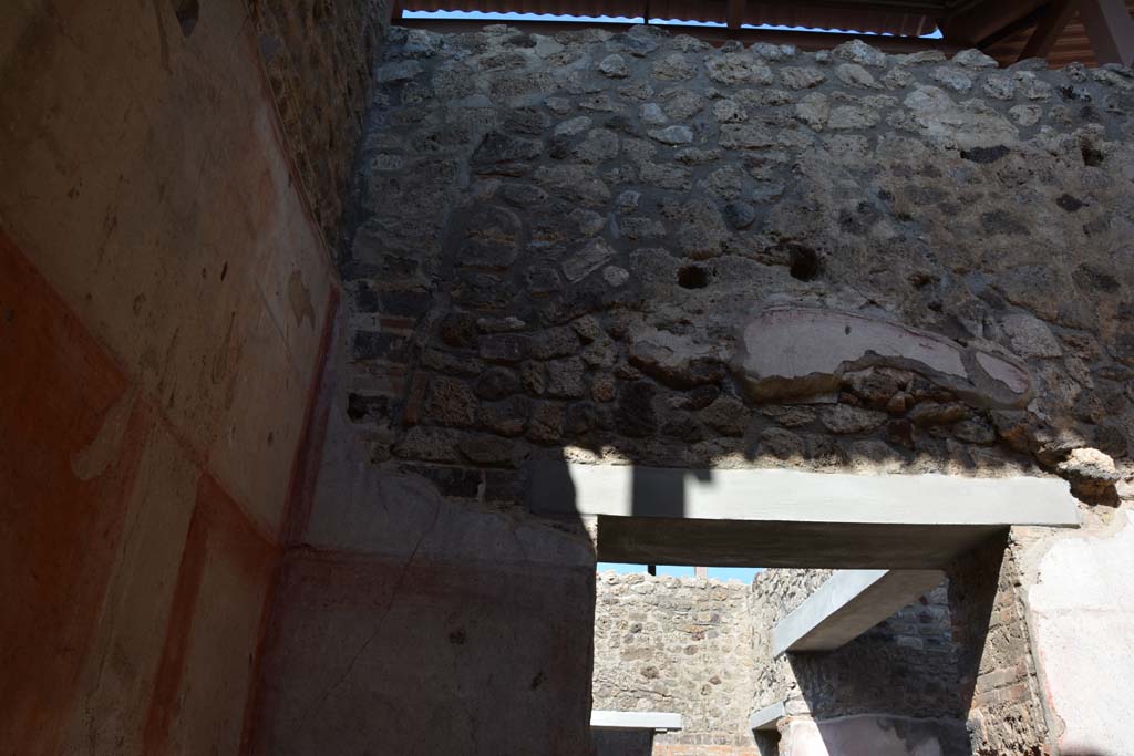 IX.5.11 Pompeii. May 2017. Room f, upper east wall above doorway to atrium b.
Foto Christian Beck, ERC Grant 681269 D�COR.

