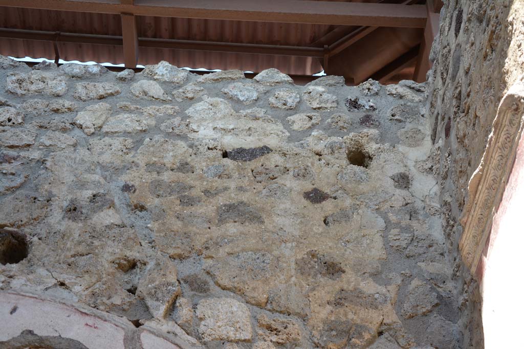 IX.5.11 Pompeii. May 2017. Room f, upper east wall at south end.
Foto Christian Beck, ERC Grant 681269 D�COR.
