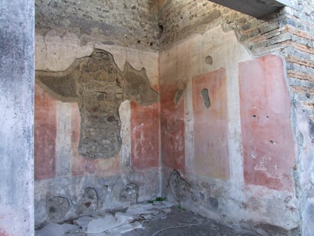 IX.5.11 Pompeii. December 2007. Room 8, ala, on west side of atrium, north-west corner.
According to Bragantini, the lower plinth and zoccolo of the walls in the ala were black. The zoccolo was divided into panels with hanging garlands separated by narrow compartments with painted plants. The middle zone of the walls contained a yellow central panel, and red side panels. On the north and south walls, each panel contained a painted medallion. On the west wall, the side panels contained a vignette of a cupid. The upper zone of the walls was white.
See Bragantini, de Vos, Badoni, 1986. Pitture e Pavimenti di Pompei, Parte 3. Rome: ICCD. (p.472, ala �e�)
