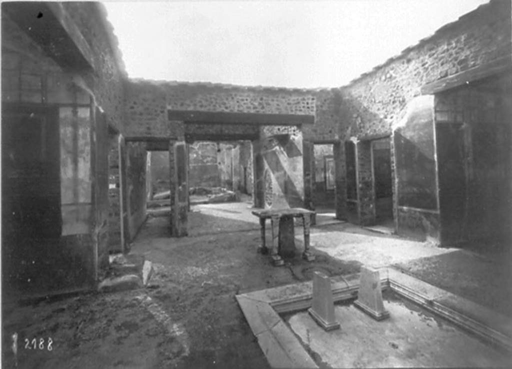 X.5.11 Pompeii. Old photo of atrium, with the east ala (h), on left, and west ala (e), on right.
DAIR E4 2188. Photo � Deutsches Arch�ologisches Institut, Abteilung Rom, Arkiv. 


