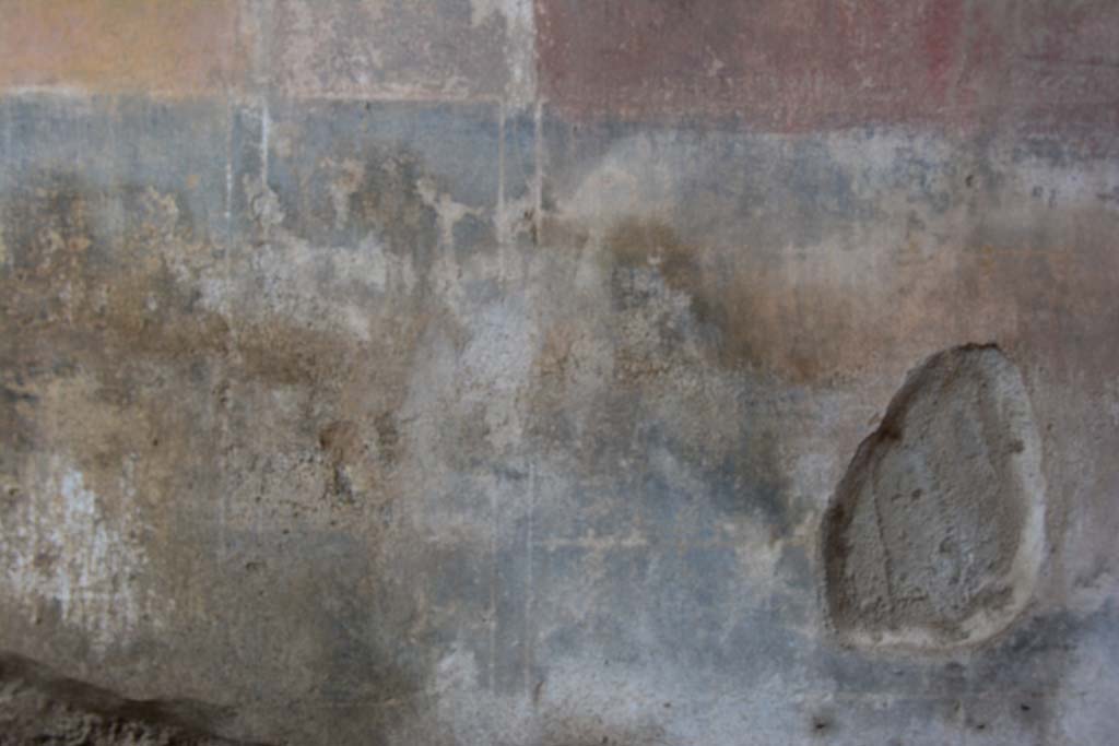 IX.5.11 Pompeii. March 2017. Room e, looking towards west side of zoccolo on lower south wall.  
Foto Christian Beck, ERC Grant 681269 D�COR.

