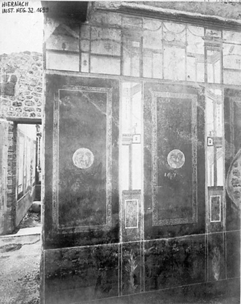 IX.5.11 Pompeii. 1932.  Room 8, ala, south wall with two medallions each with two busts.
DAIR 32.1699. Photo � Deutsches Arch�ologisches Institut, Abteilung Rom, Arkiv. 
See http://arachne.uni-koeln.de/item/marbilderbestand/917170
